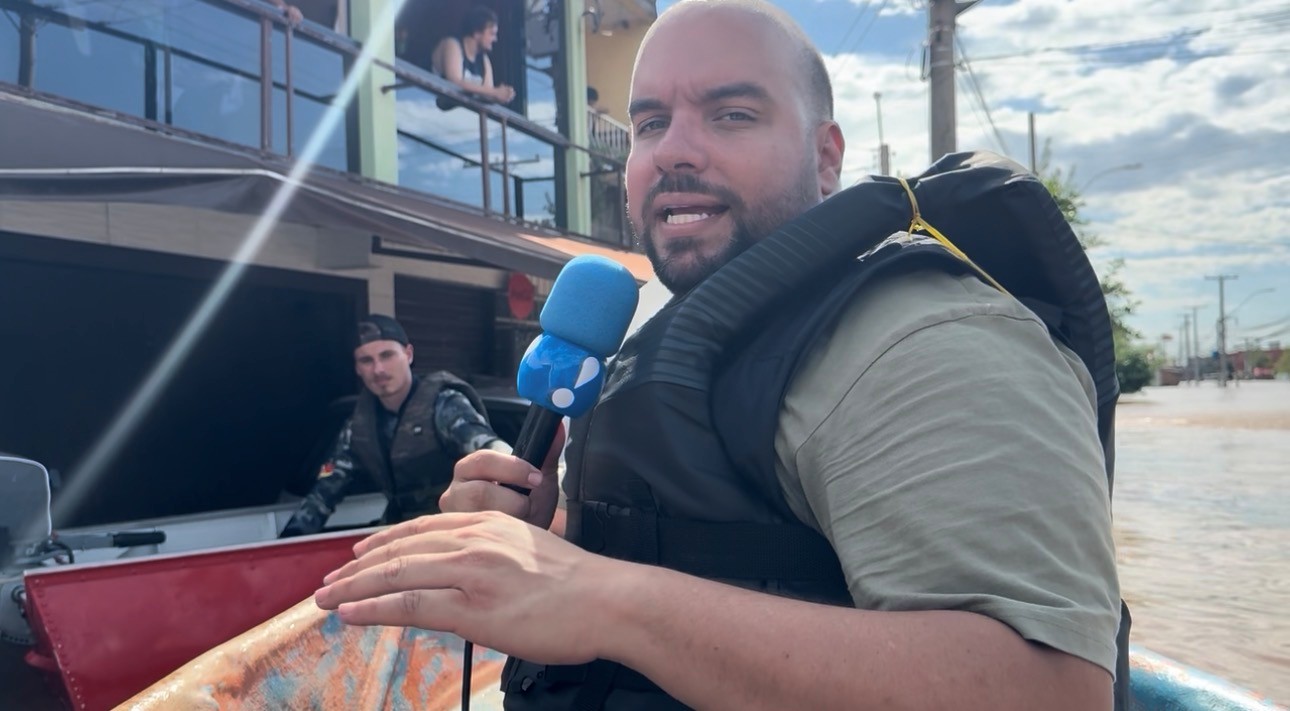 O jornalista Marcello Oliveira com a Ford F-150 na cobertura das enchentes no Rio Grande do Sul em 2024